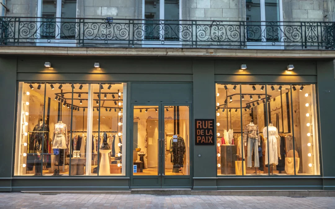 Un éclairage hollywoodien pour la boutique « Rue de la Paix » à Nantes