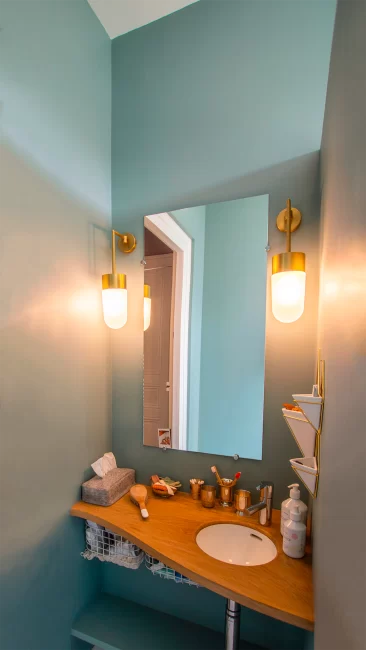 Éclairage design pour salle de bain.